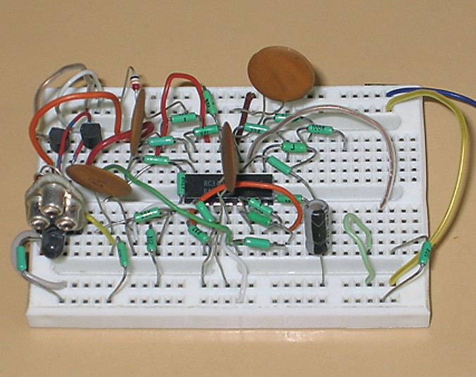 Obr. 1. Realizace optoelekrického reflexního snímače